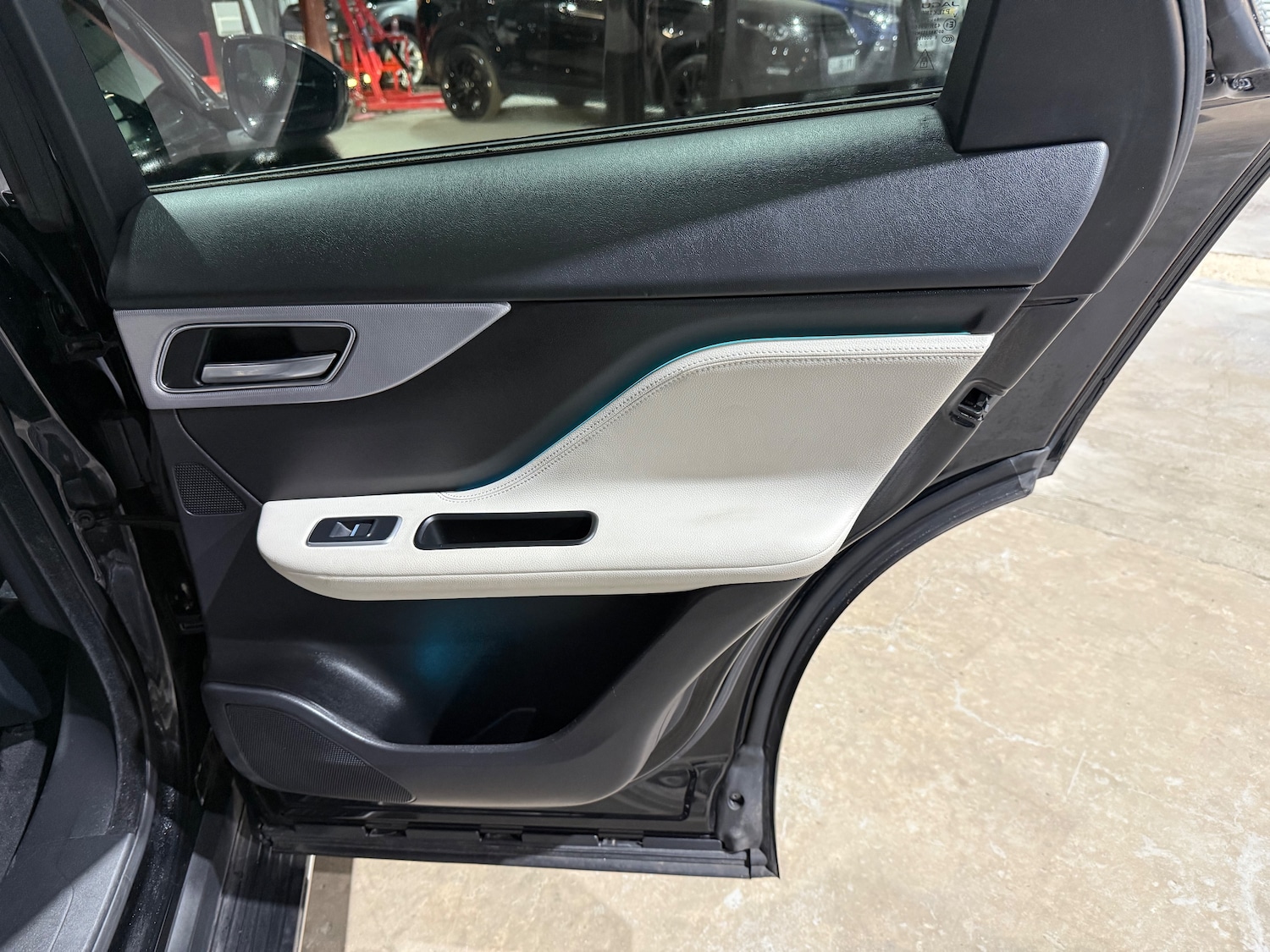 Used Jaguar F-Pace 2017 for sale - 76477471: Photo 18