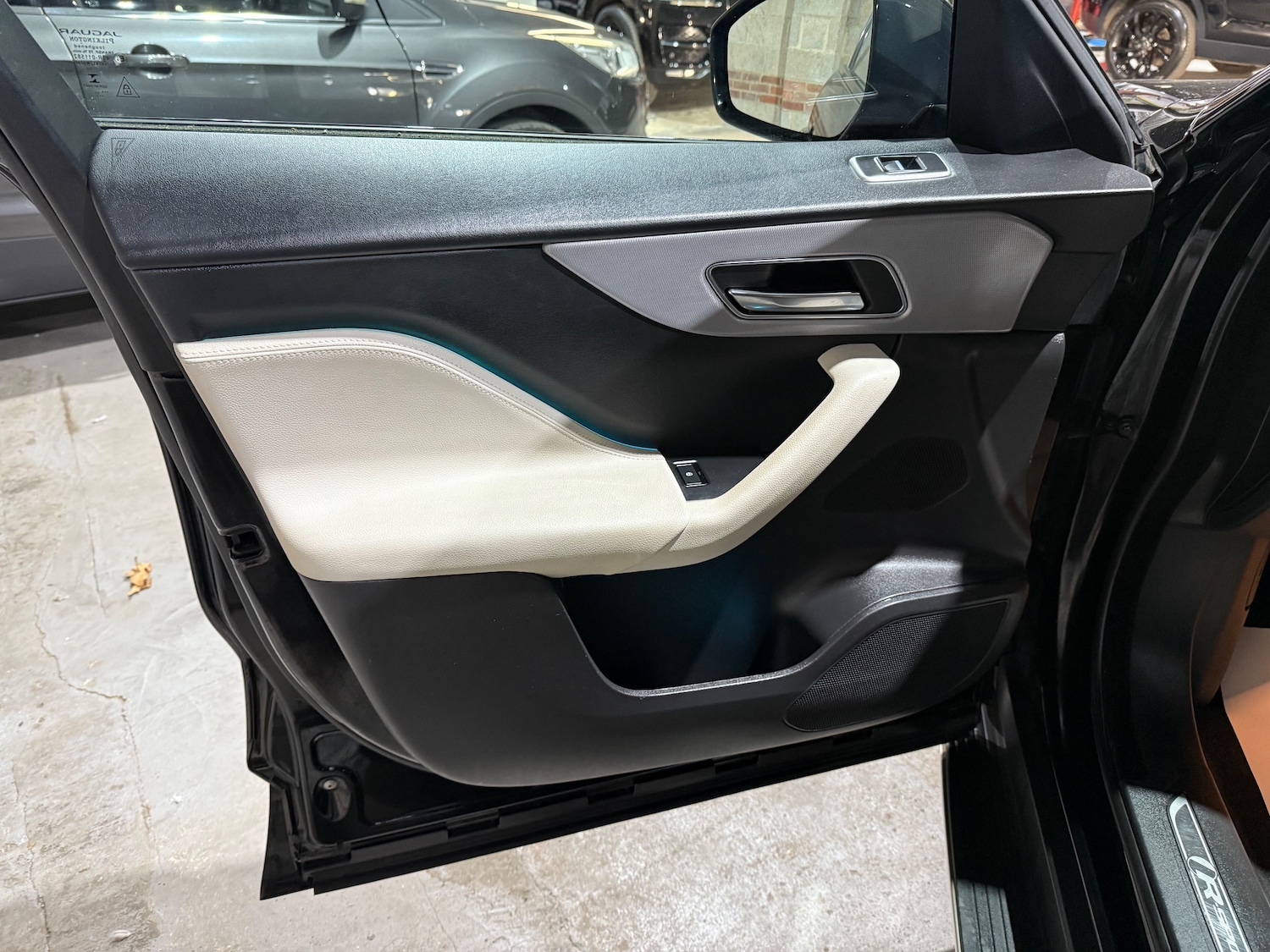 Used Jaguar F-Pace 2017 for sale - 76477471: Photo 7