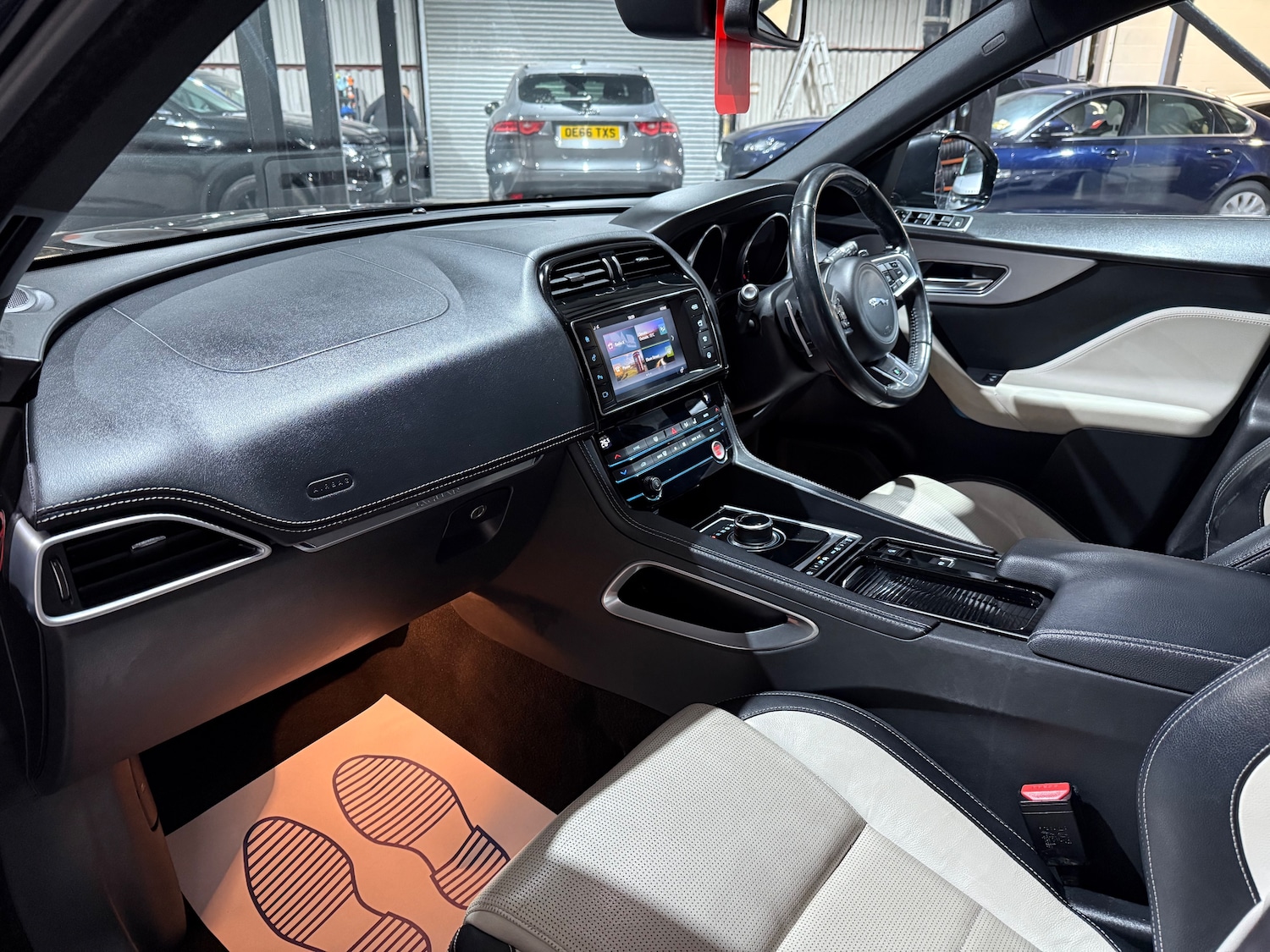 Used Jaguar F-Pace 2017 for sale - 76477471: Photo 9