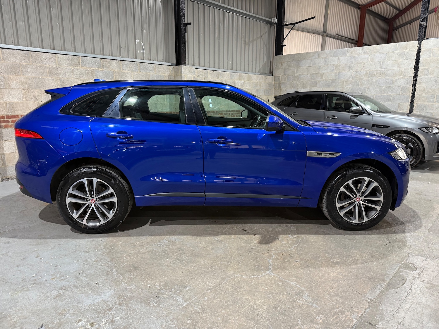 Used Jaguar F-Pace 2018 for sale - 75982957: Photo 2