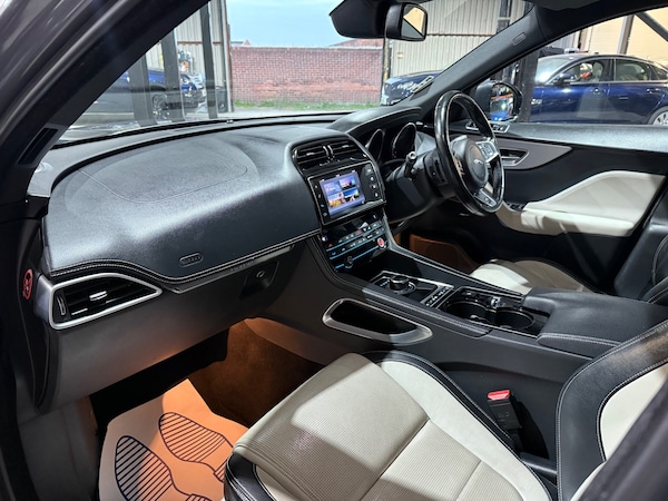 Used Jaguar F-Pace 2017 for sale - 76317407: Photo 10