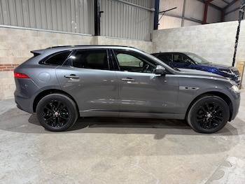 Used Jaguar F-Pace 2017 for sale - 76317407: Photo 2