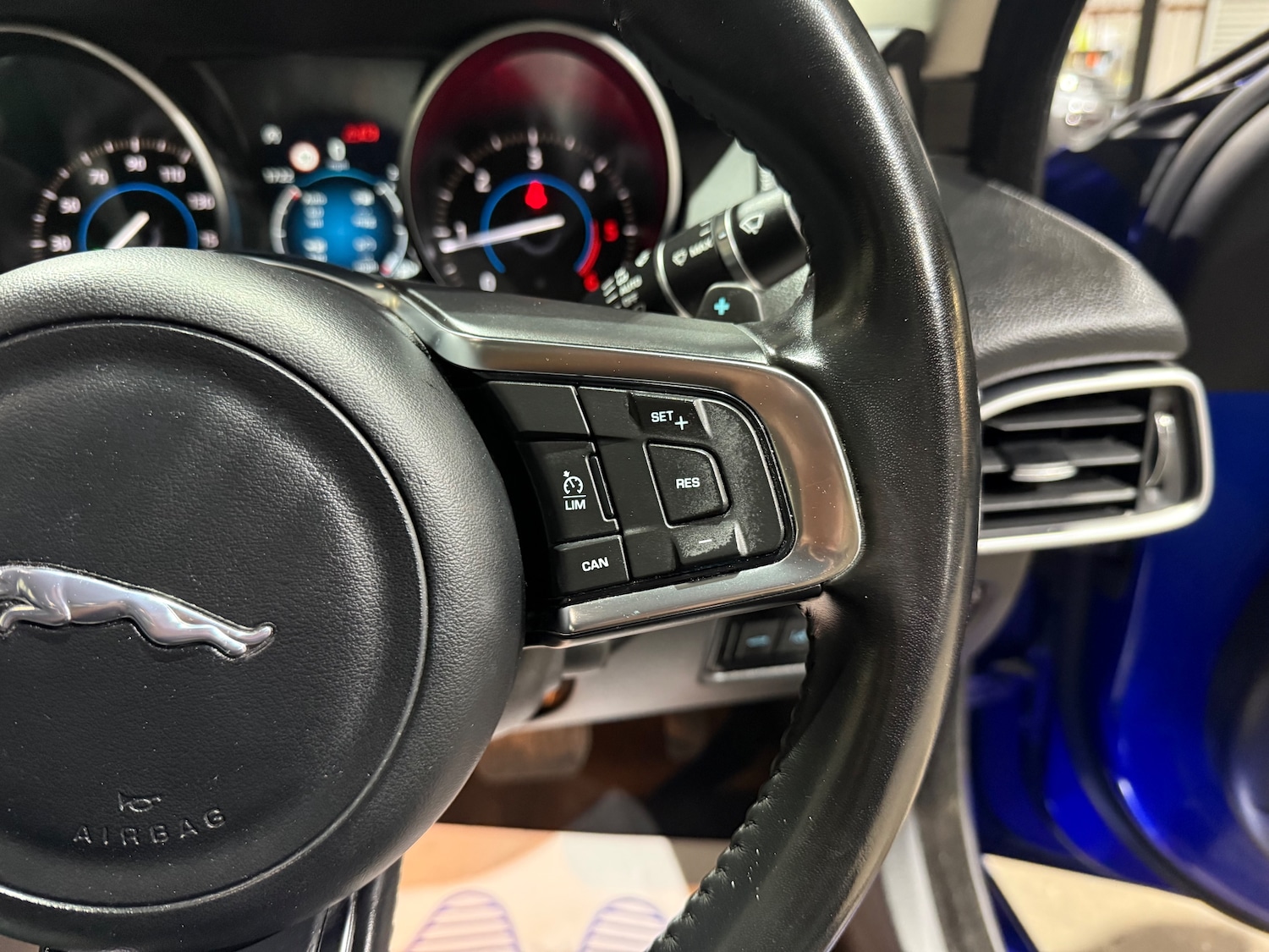 Used Jaguar XE 2018 for sale - 76693547: Photo 32