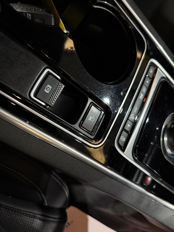 Used Jaguar XE 2017 for sale - 76292903: Photo 41