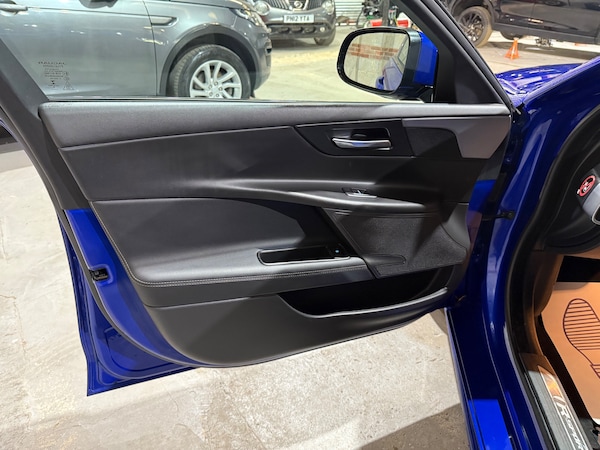 Used Jaguar XE 2017 for sale - 76292903: Photo 7