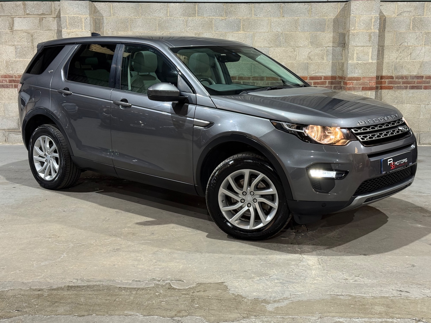 Used Land Rover Discovery Sport 2017 for sale - 76125491: Photo 1