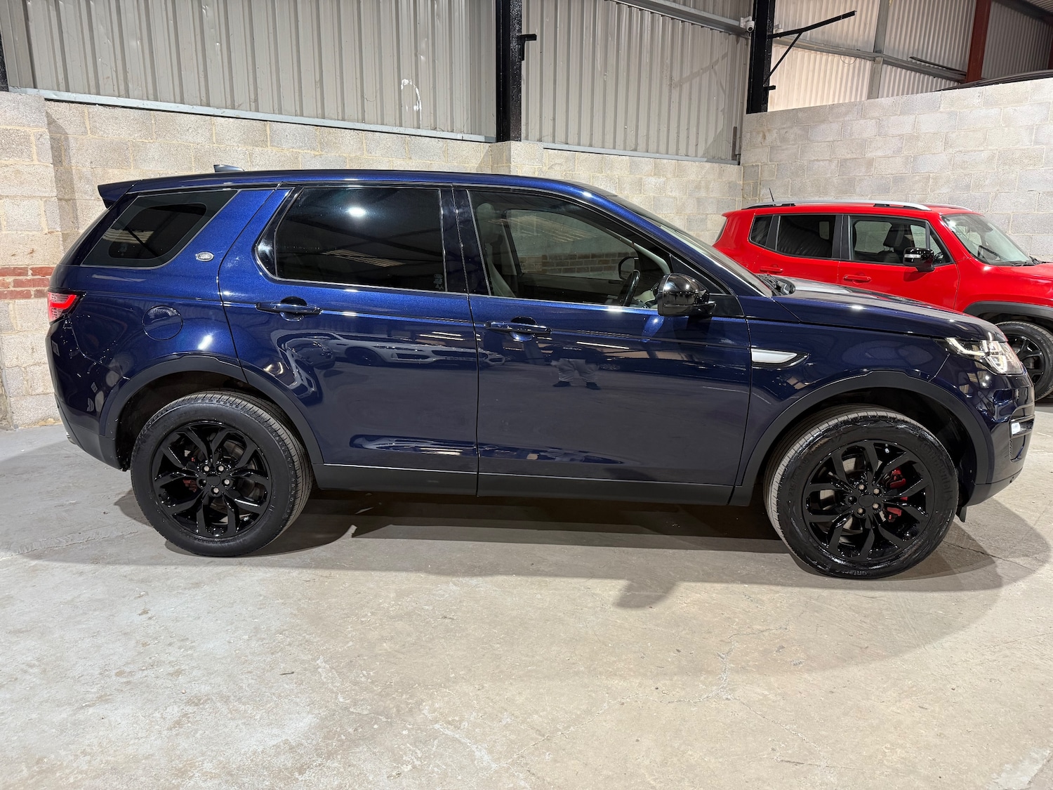 Used Land Rover Discovery Sport 2017 for sale - 76625723: Photo 2
