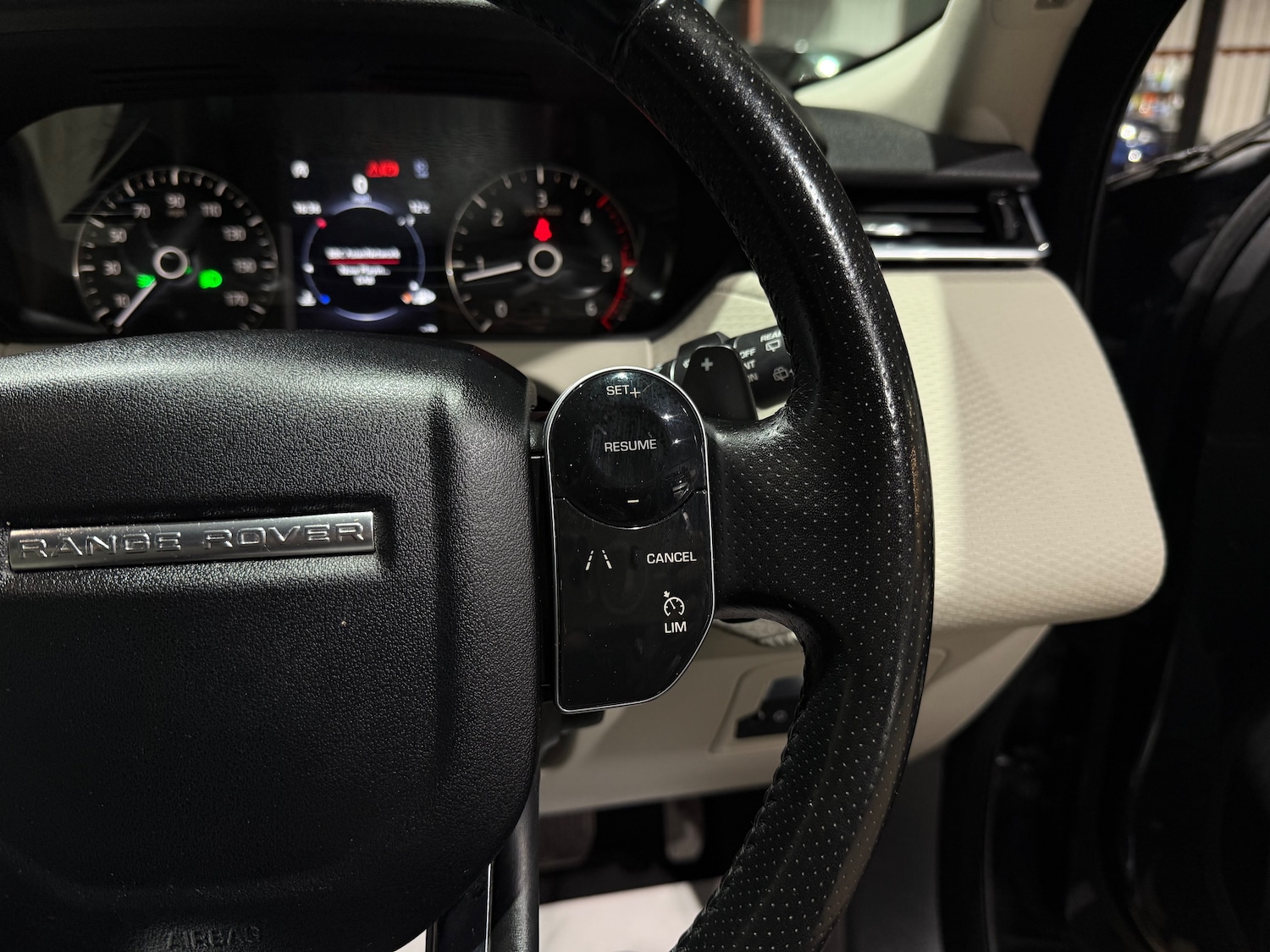 Used Land Rover Range Rover Velar 2018 for sale - 76875164: Photo 32