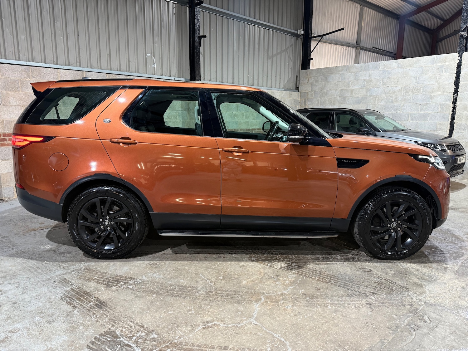 Used Land Rover Discovery 2017 for sale - 77287374: Photo 2