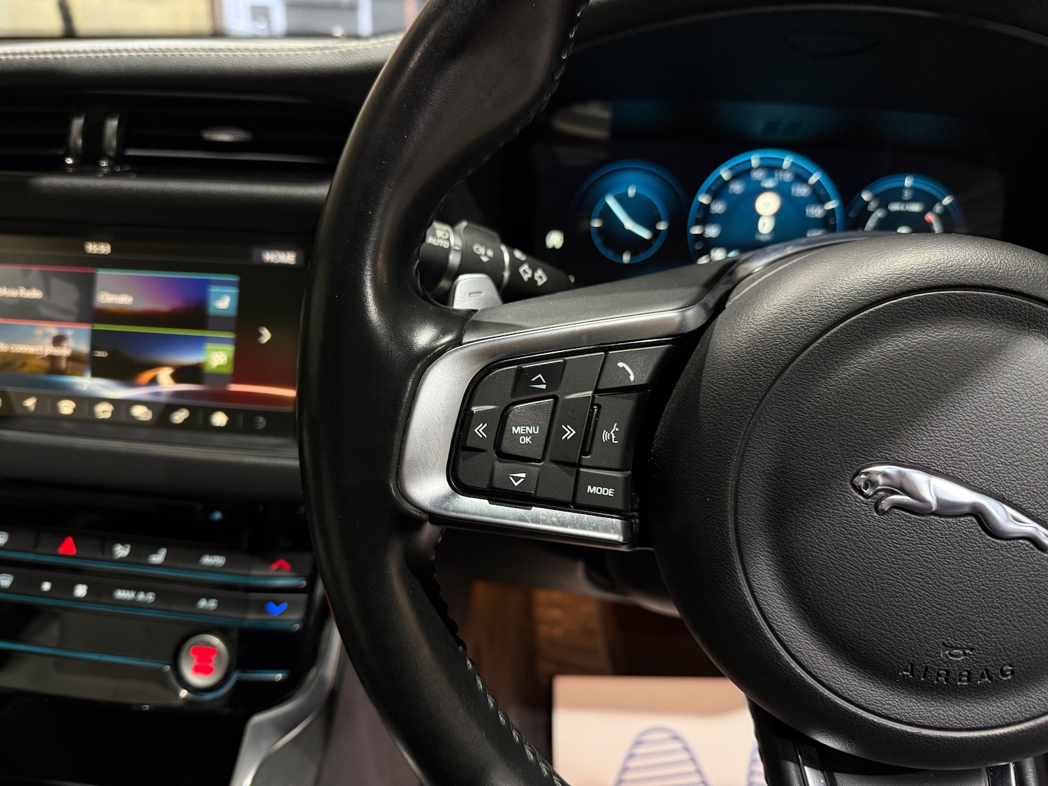 Used Jaguar XF 2017 for sale - 76445602: Photo 32