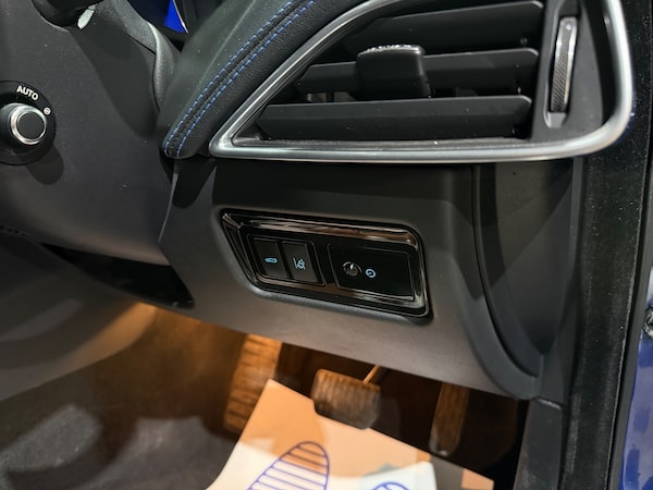 Used Jaguar XE 2015 for sale - 76250693: Photo 22