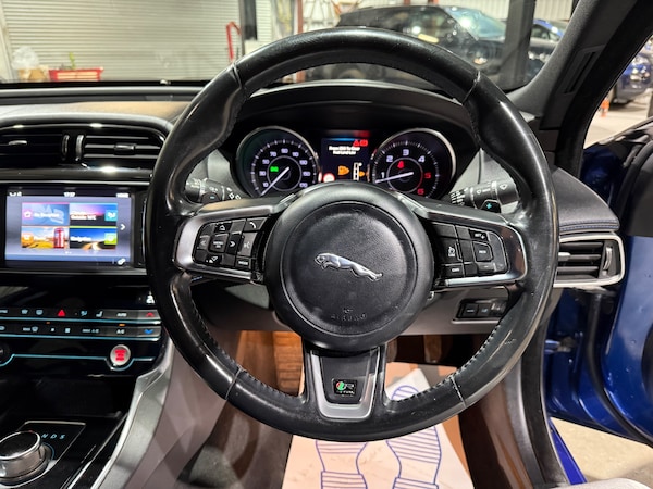 Used Jaguar XE 2015 for sale - 76250693: Photo 27