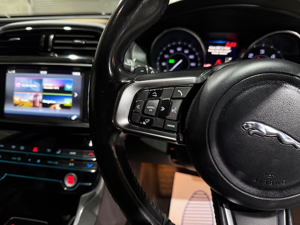 Used Jaguar XE 2015 for sale - 76250693: Photo 28