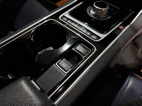 Used Jaguar XE 2015 for sale - 76250693: Photo 40