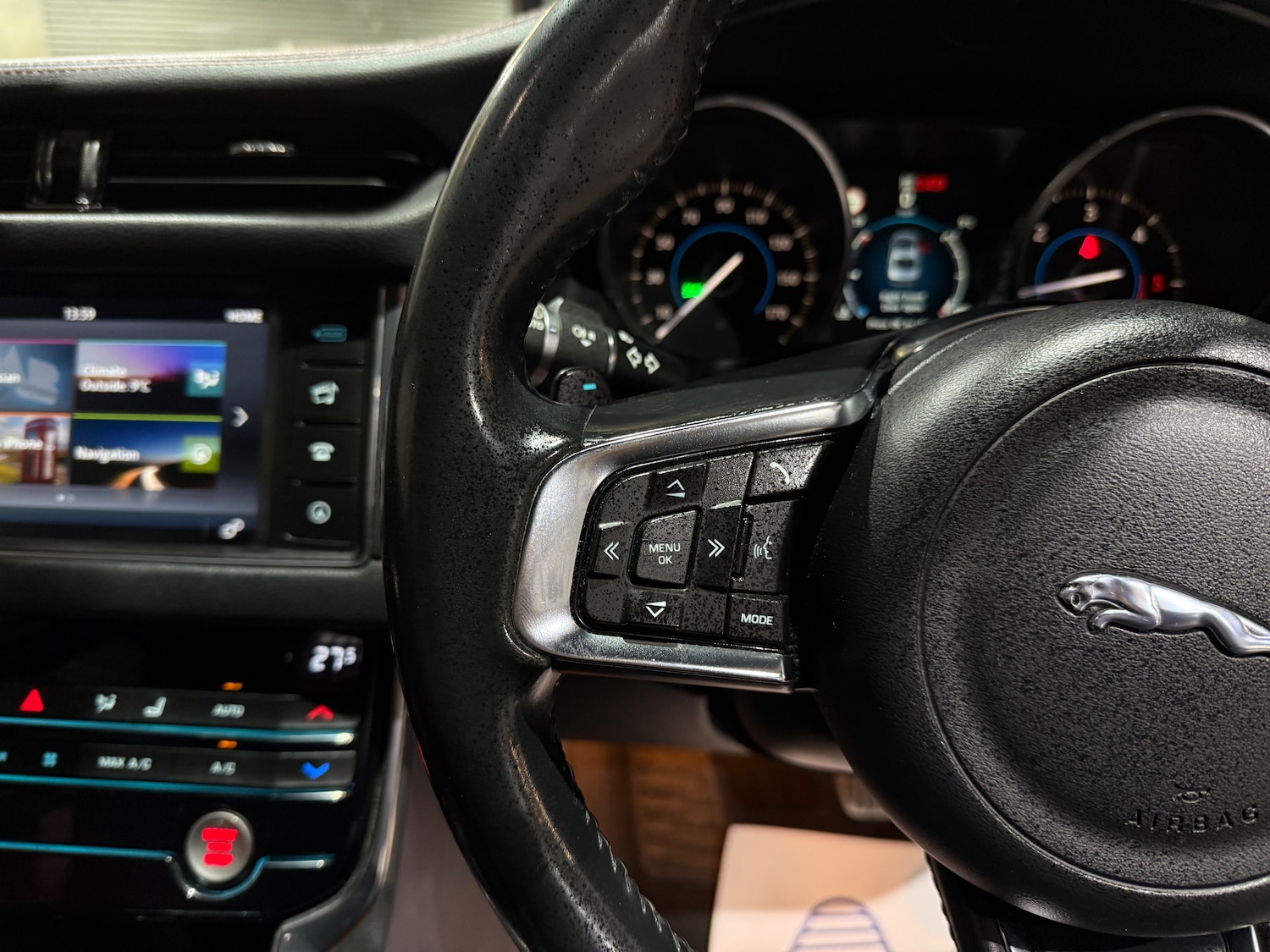 Used Jaguar XF 2016 for sale - 76739379: Photo 30