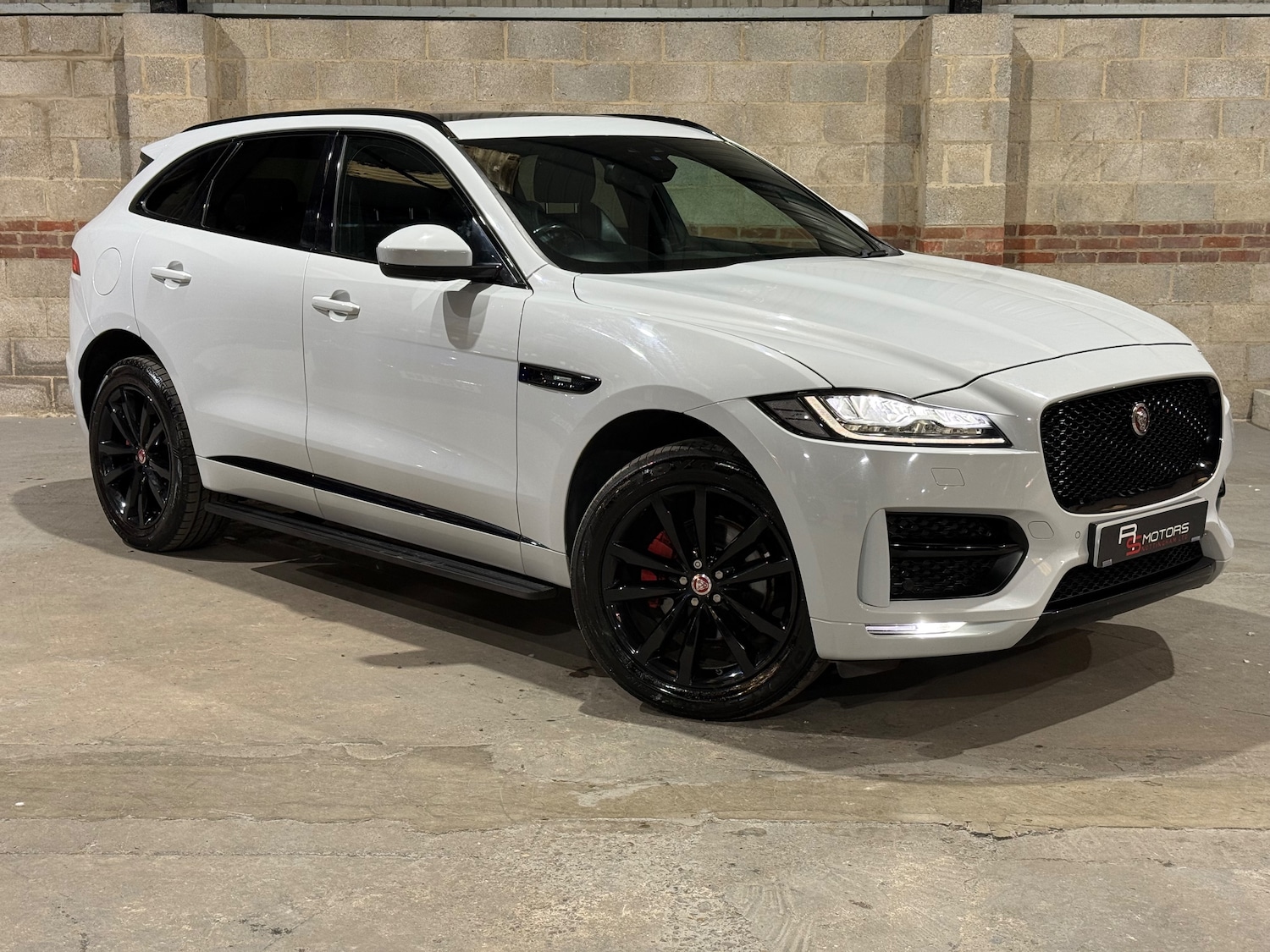 Used Jaguar F-Pace 2017 for sale - 76046989: Photo 1