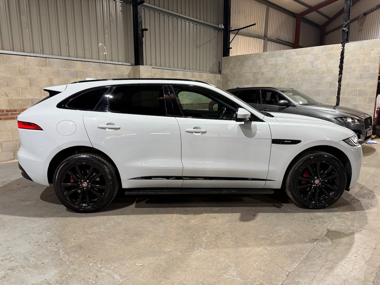Used Jaguar F-Pace 2017 for sale - 76046989: Photo 2