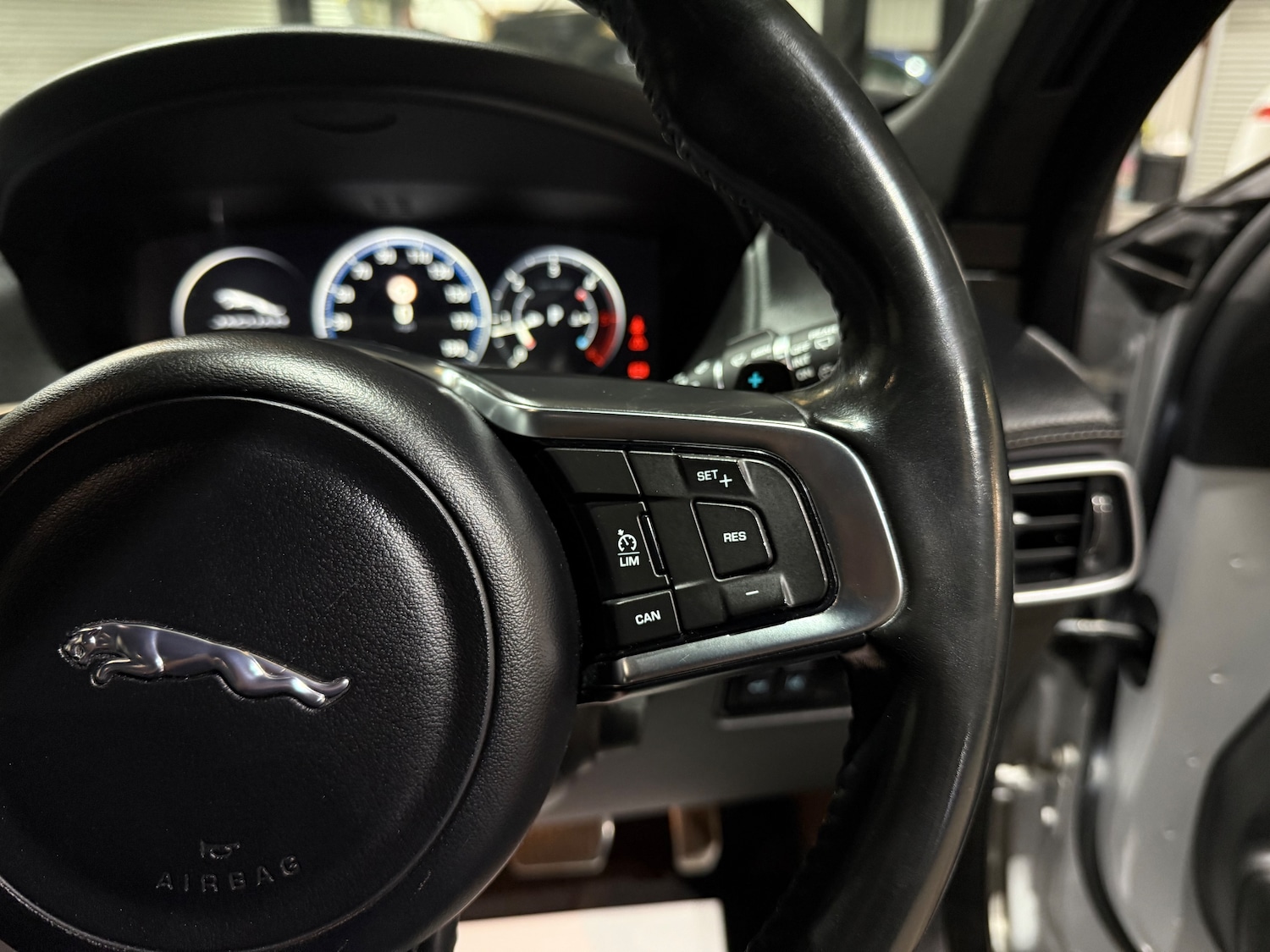 Used Jaguar F-Pace 2017 for sale - 76046989: Photo 32