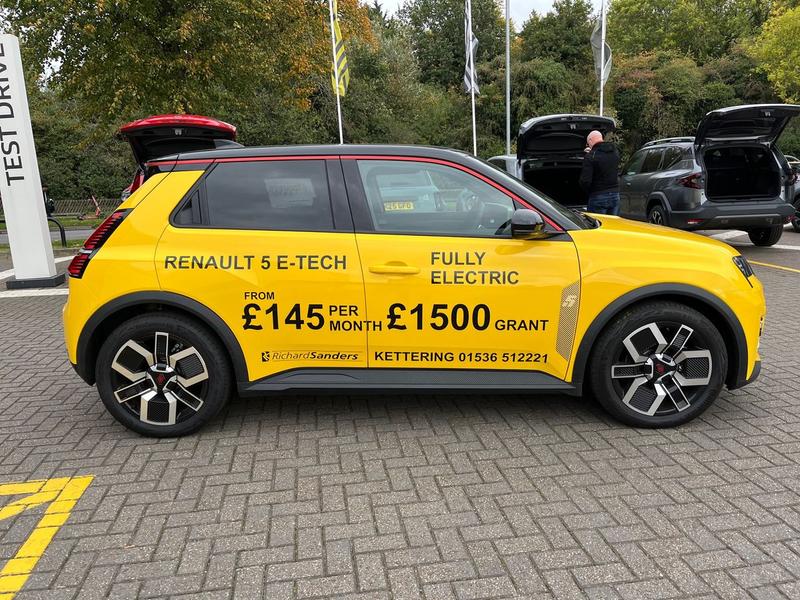 Used Renault 5 2025 for sale - 76190474: Photo 2