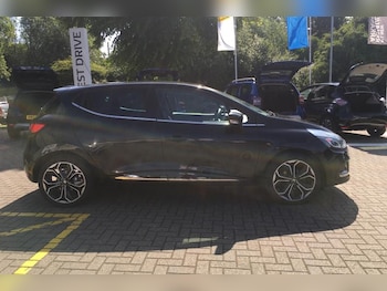 Used Renault Clio 2018 for sale - 76667885: Photo