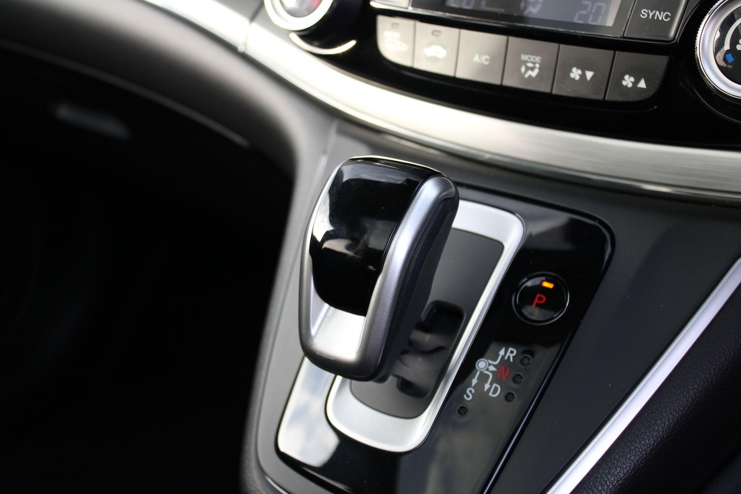 Used Honda CR-V 2018 for sale - 76610214: Photo 32