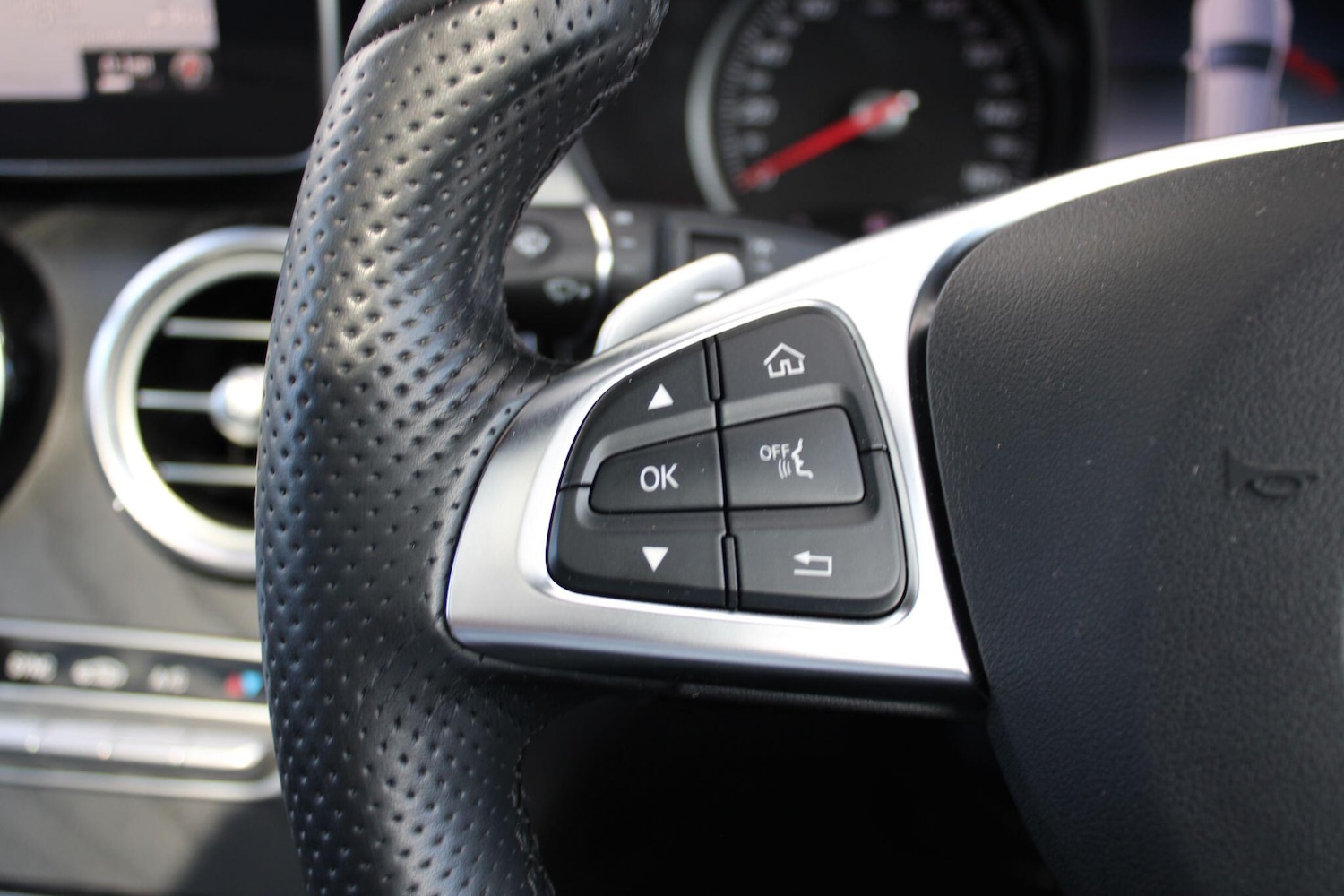 Used Mercedes-Benz GLC 2018 for sale - 76610215: Photo 28