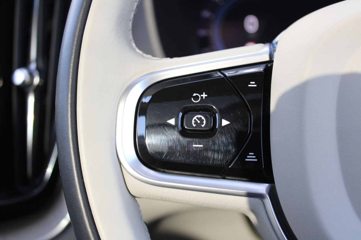 Used Volvo XC60 2022 for sale - 76610216: Photo 30