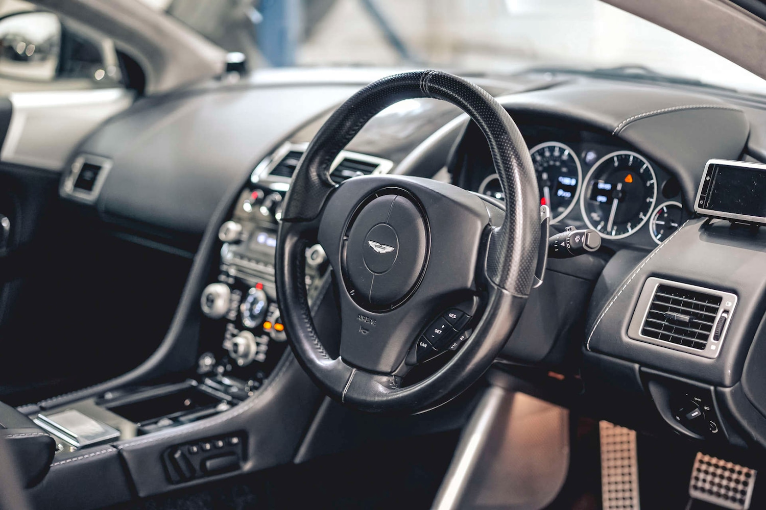 Used Aston Martin DBS 2010 for sale - 76693660: Photo 18