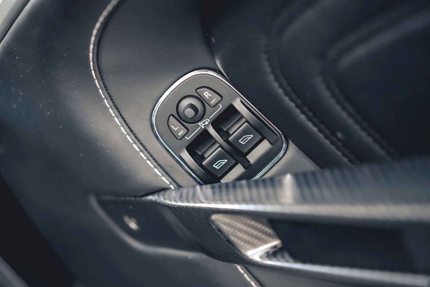 Used Aston Martin DBS 2010 for sale - 76693660: Photo 19