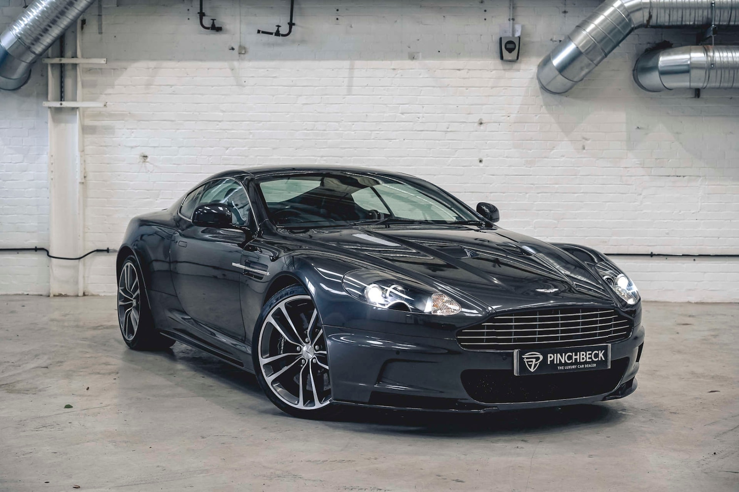 Used Aston Martin DBS 2010 for sale - 76693660: Photo 2