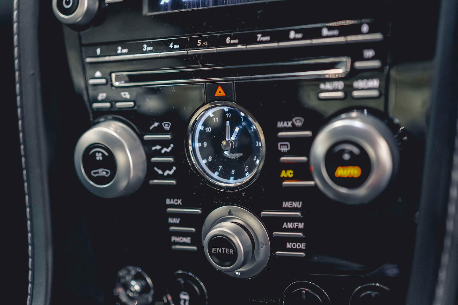 Used Aston Martin DBS 2010 for sale - 76693660: Photo 23