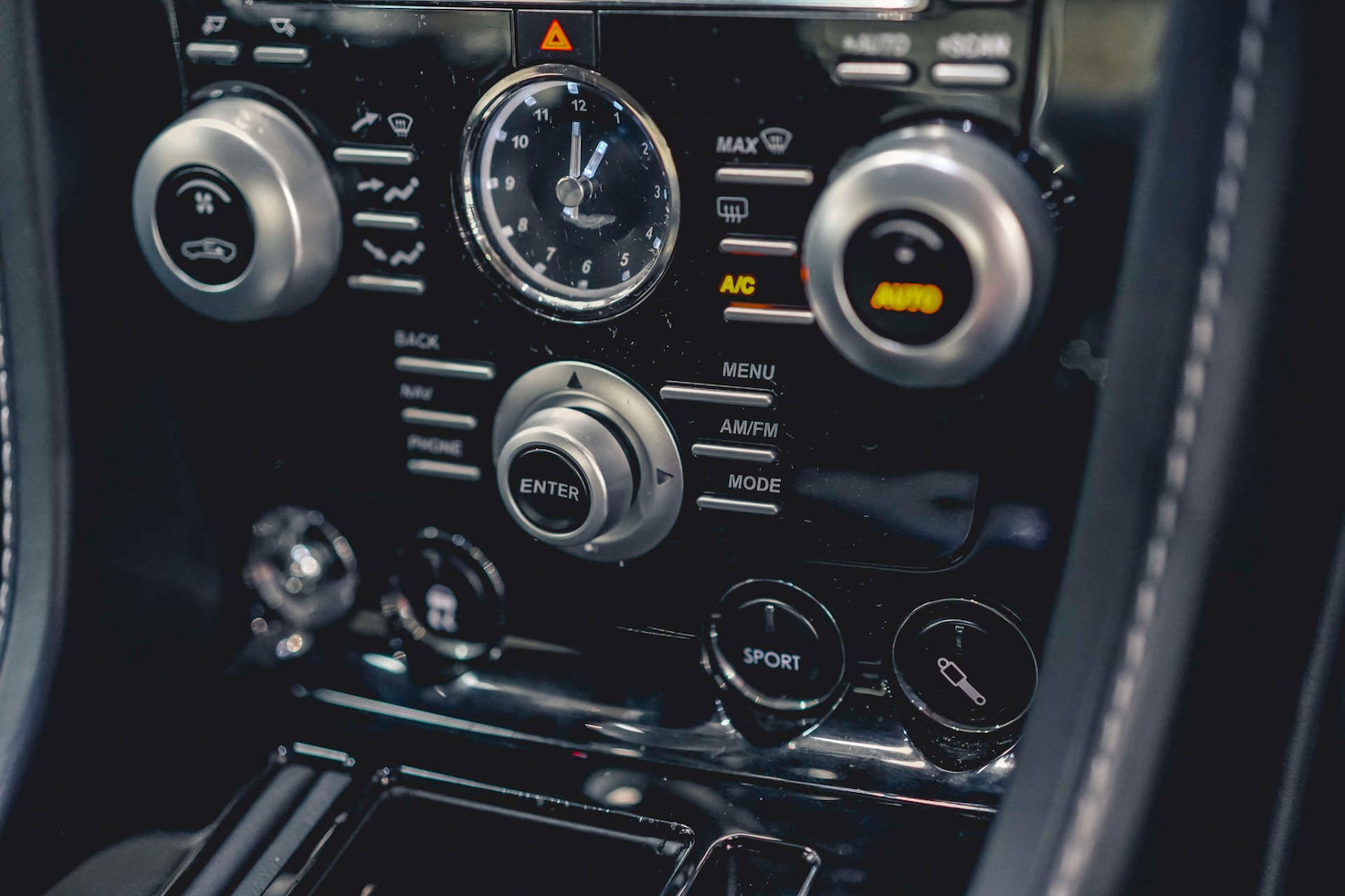 Used Aston Martin DBS 2010 for sale - 76693660: Photo 24