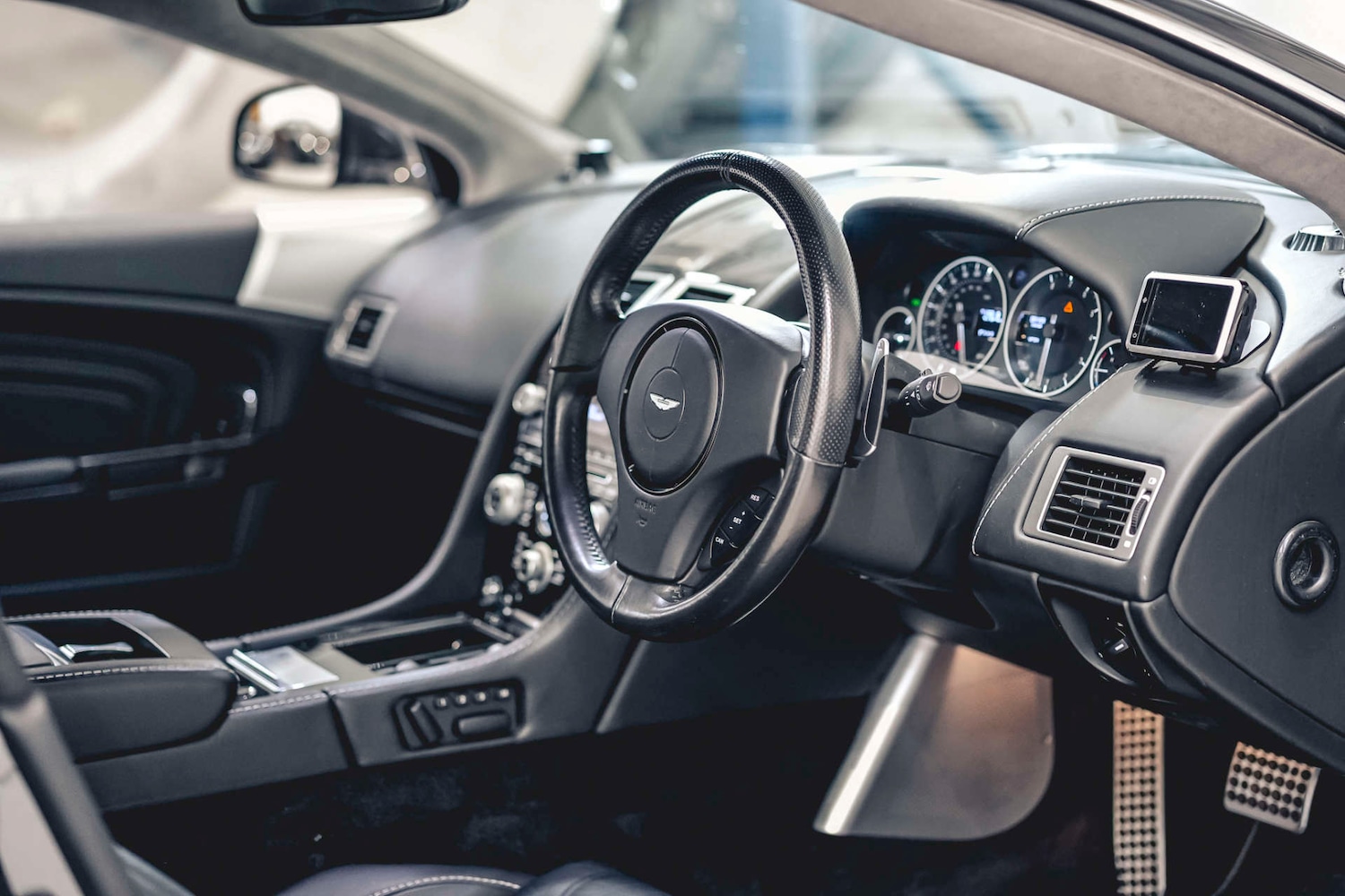 Used Aston Martin DBS 2010 for sale - 76693660: Photo 28