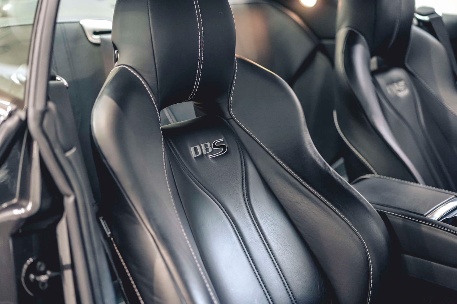 Used Aston Martin DBS 2010 for sale - 76693660: Photo 29