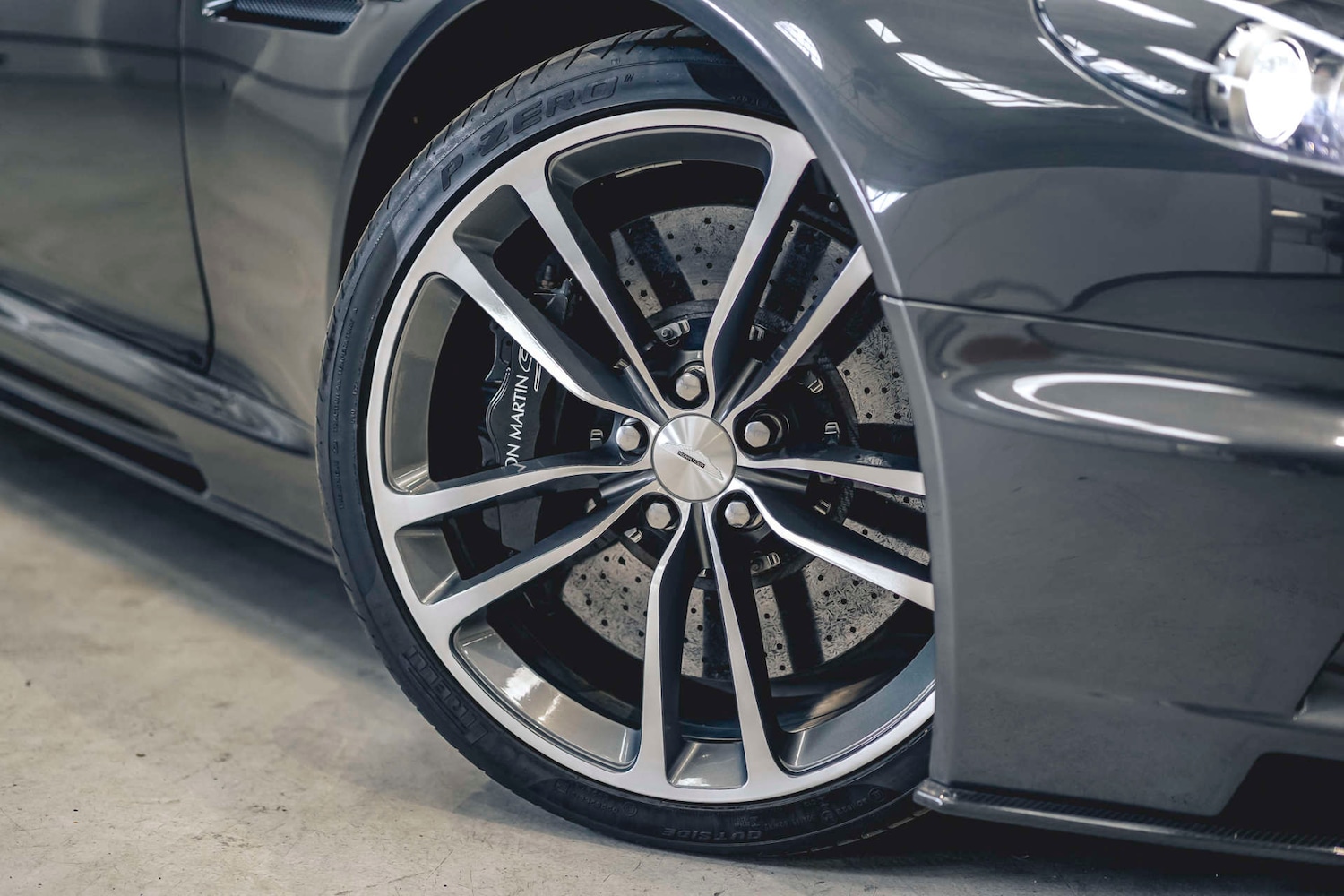 Used Aston Martin DBS 2010 for sale - 76693660: Photo 3