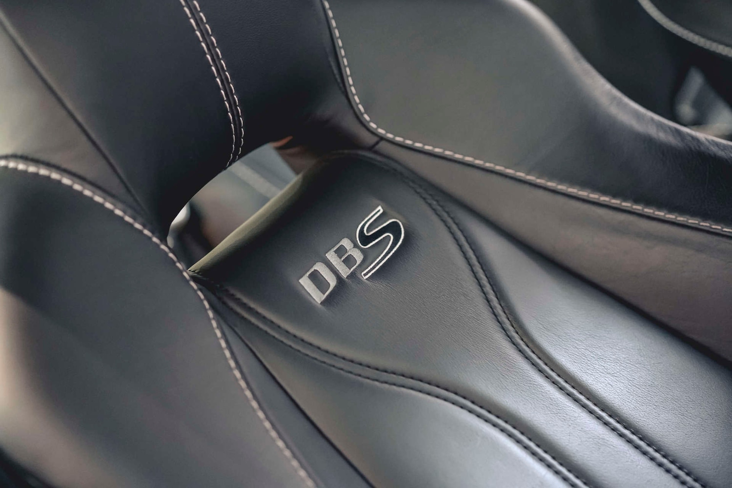 Used Aston Martin DBS 2010 for sale - 76693660: Photo 30