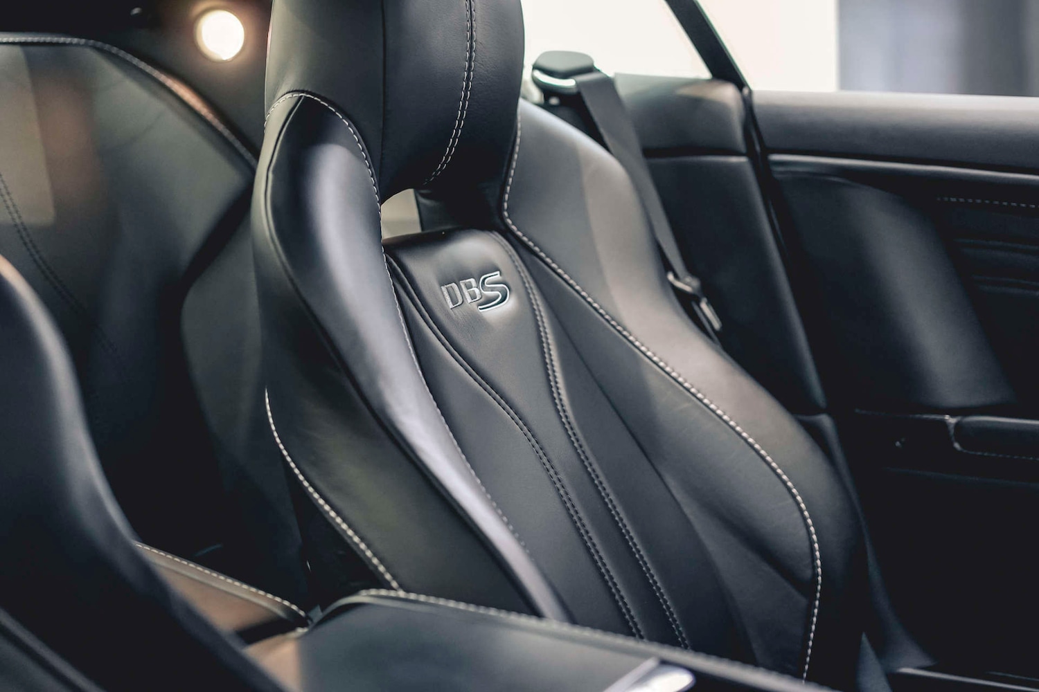 Used Aston Martin DBS 2010 for sale - 76693660: Photo 31