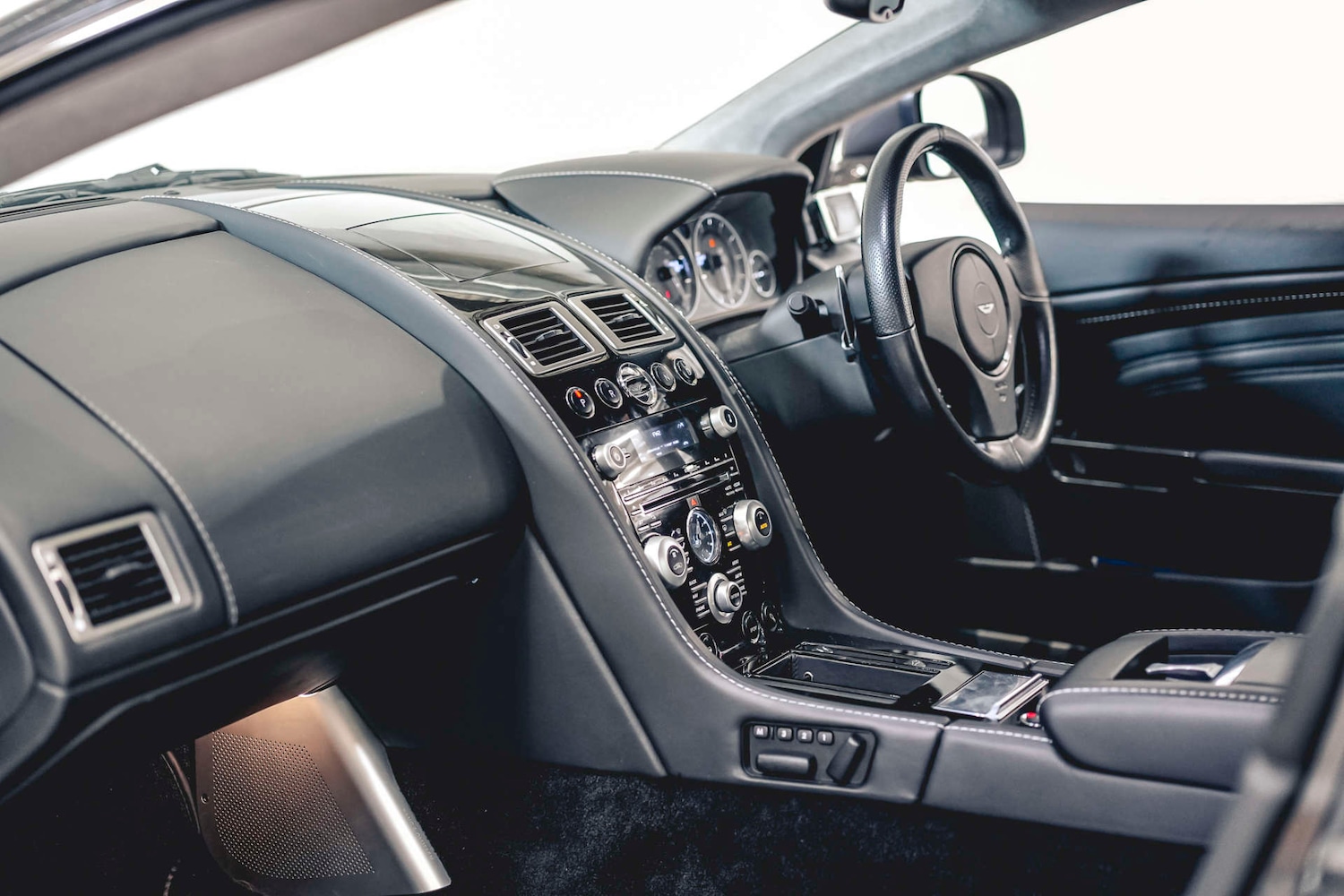 Used Aston Martin DBS 2010 for sale - 76693660: Photo 34