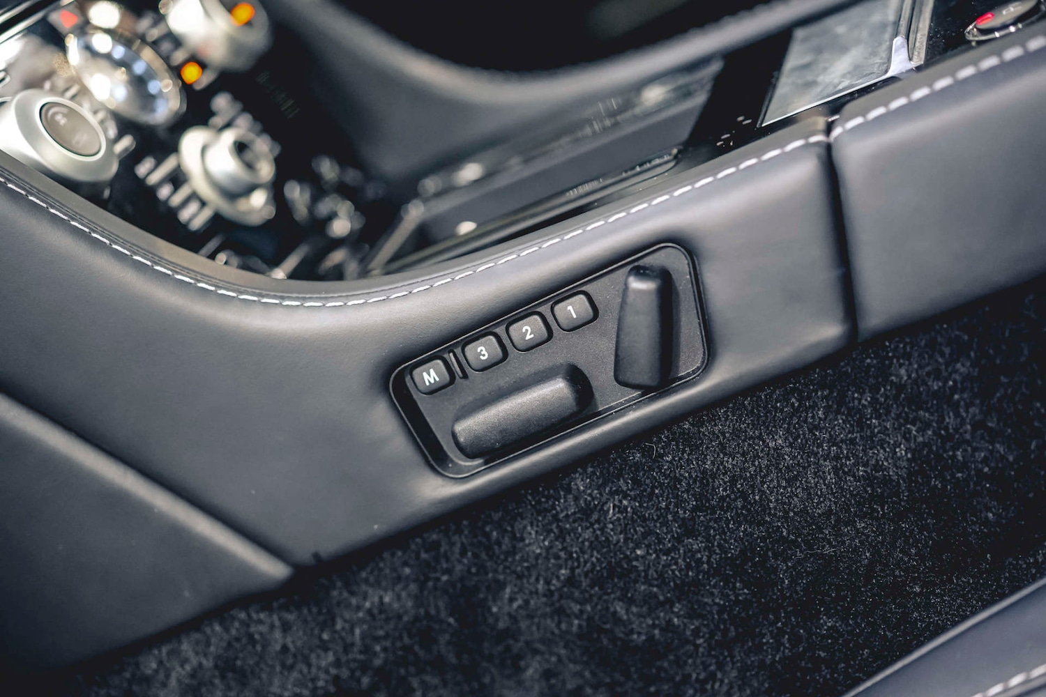 Used Aston Martin DBS 2010 for sale - 76693660: Photo 35