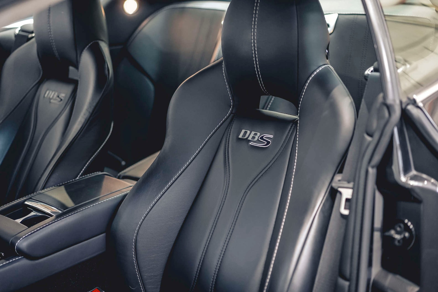 Used Aston Martin DBS 2010 for sale - 76693660: Photo 37