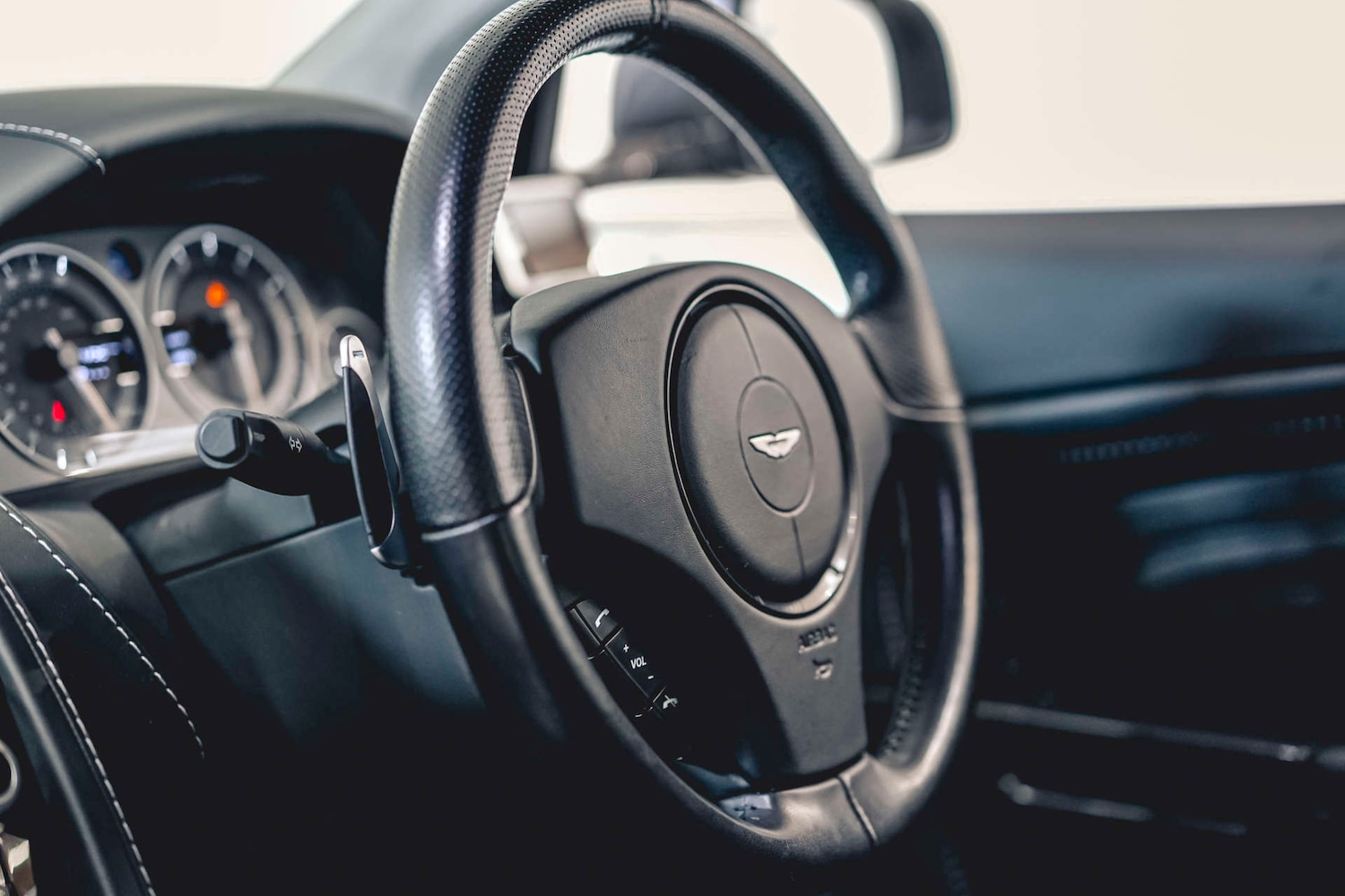 Used Aston Martin DBS 2010 for sale - 76693660: Photo 39