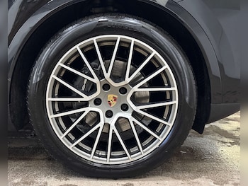 Used Porsche Cayenne 2023 for sale - 77492528: Photo