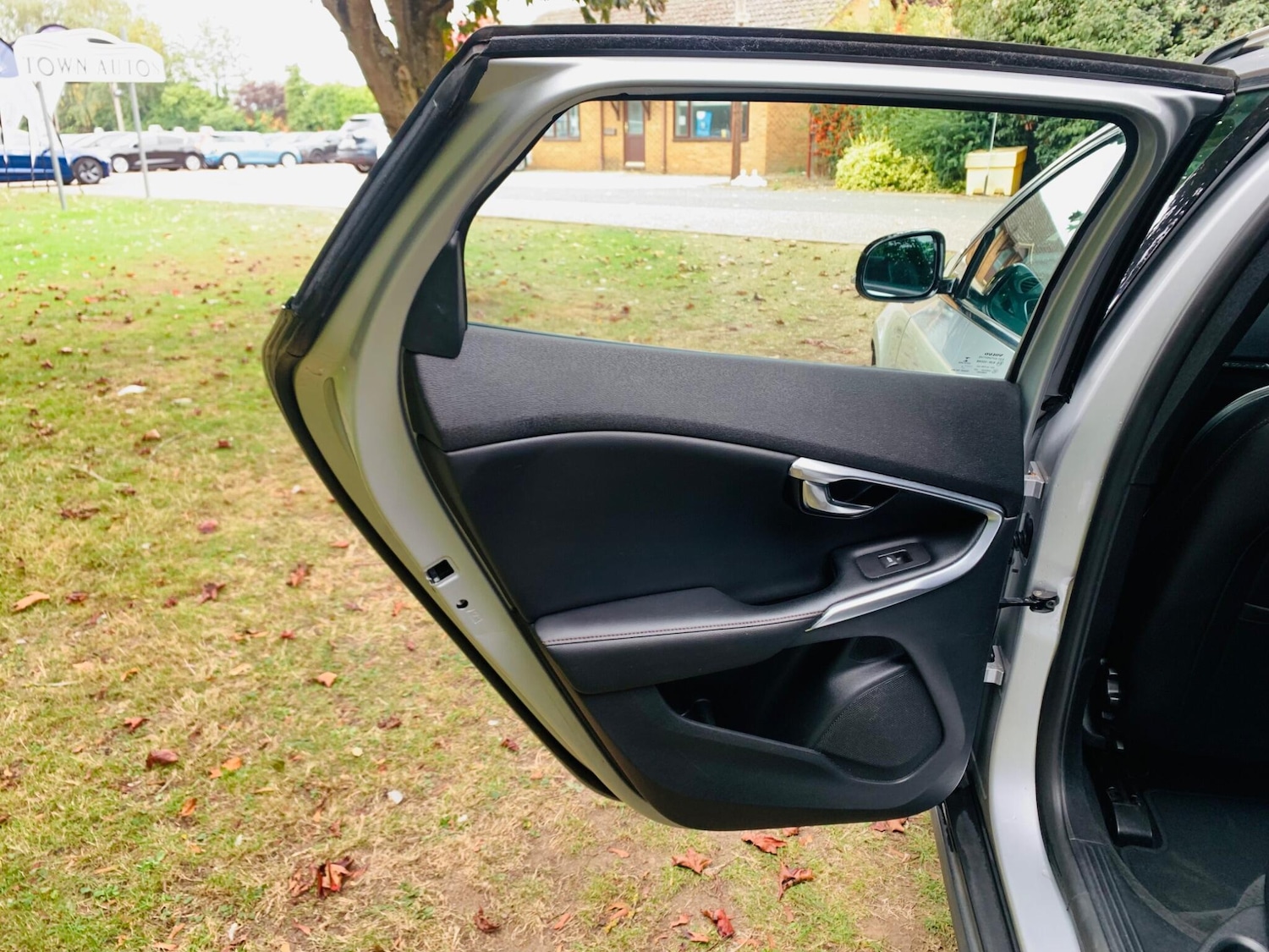 Used Volvo V40 Cross Country 2015 for sale - 75838850: Photo 28