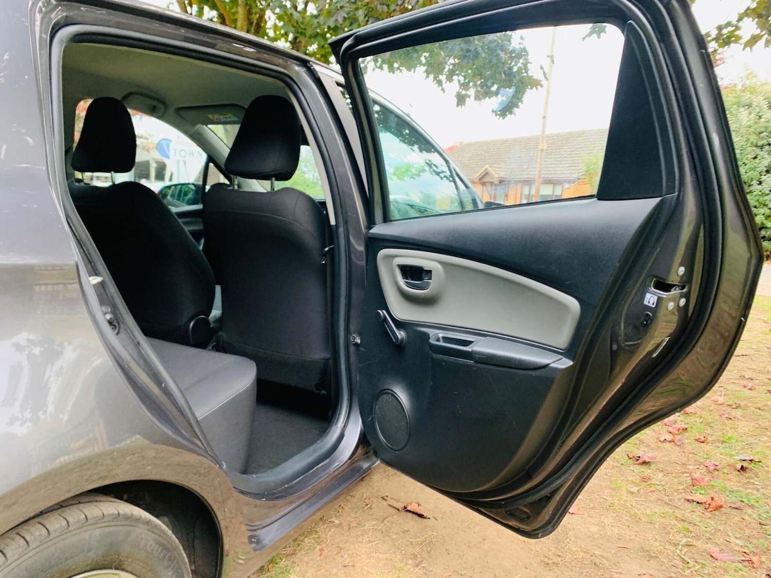 Used Toyota Yaris 2017 for sale - 76988141: Photo 25