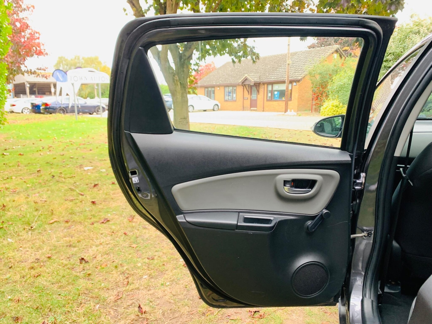 Used Toyota Yaris 2017 for sale - 76988141: Photo 32