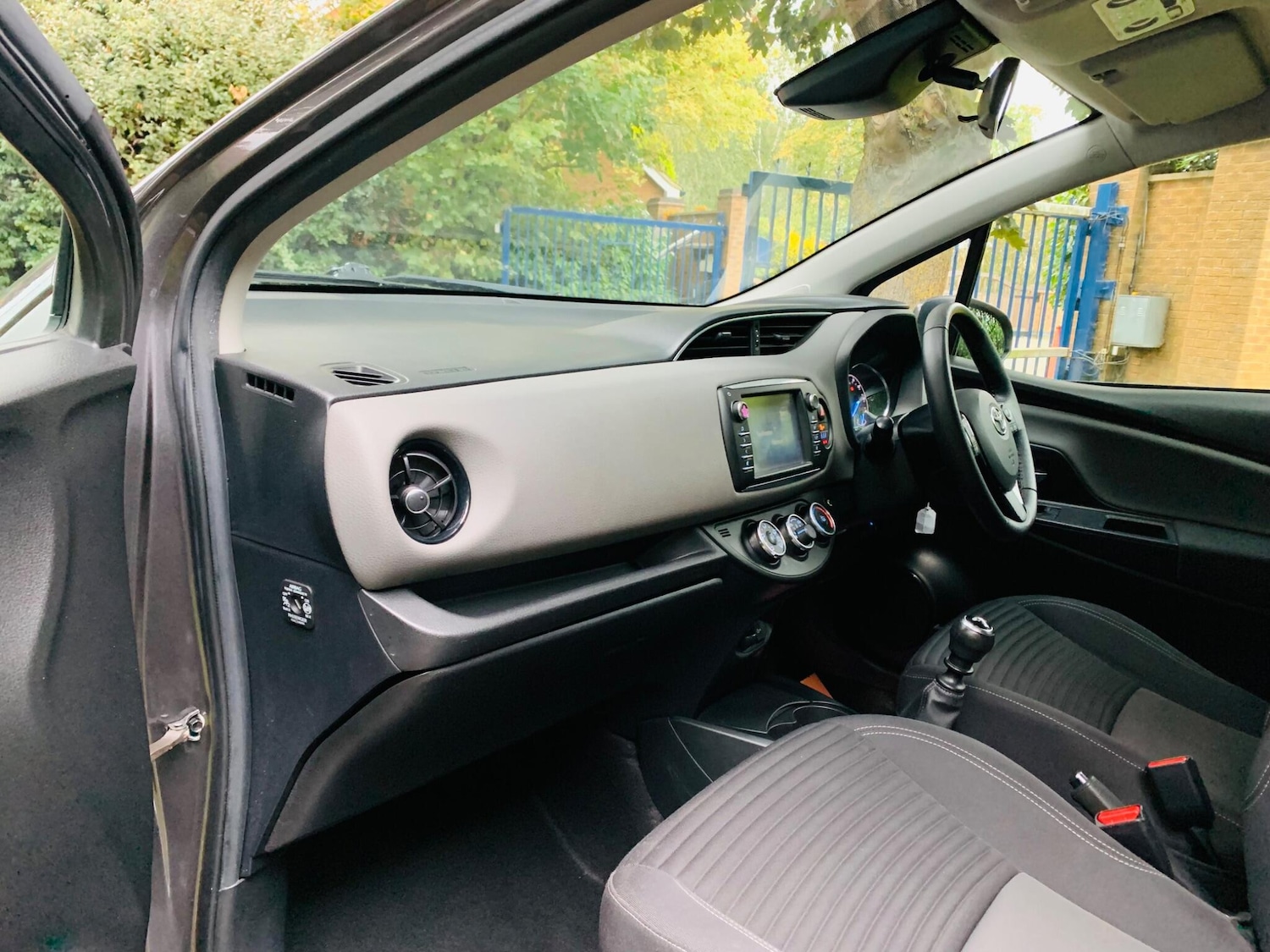 Used Toyota Yaris 2017 for sale - 76988141: Photo 37