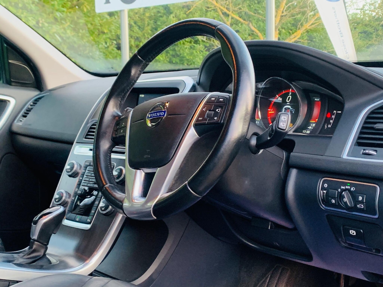 Used Volvo XC60 2015 for sale - 77387726: Photo 9