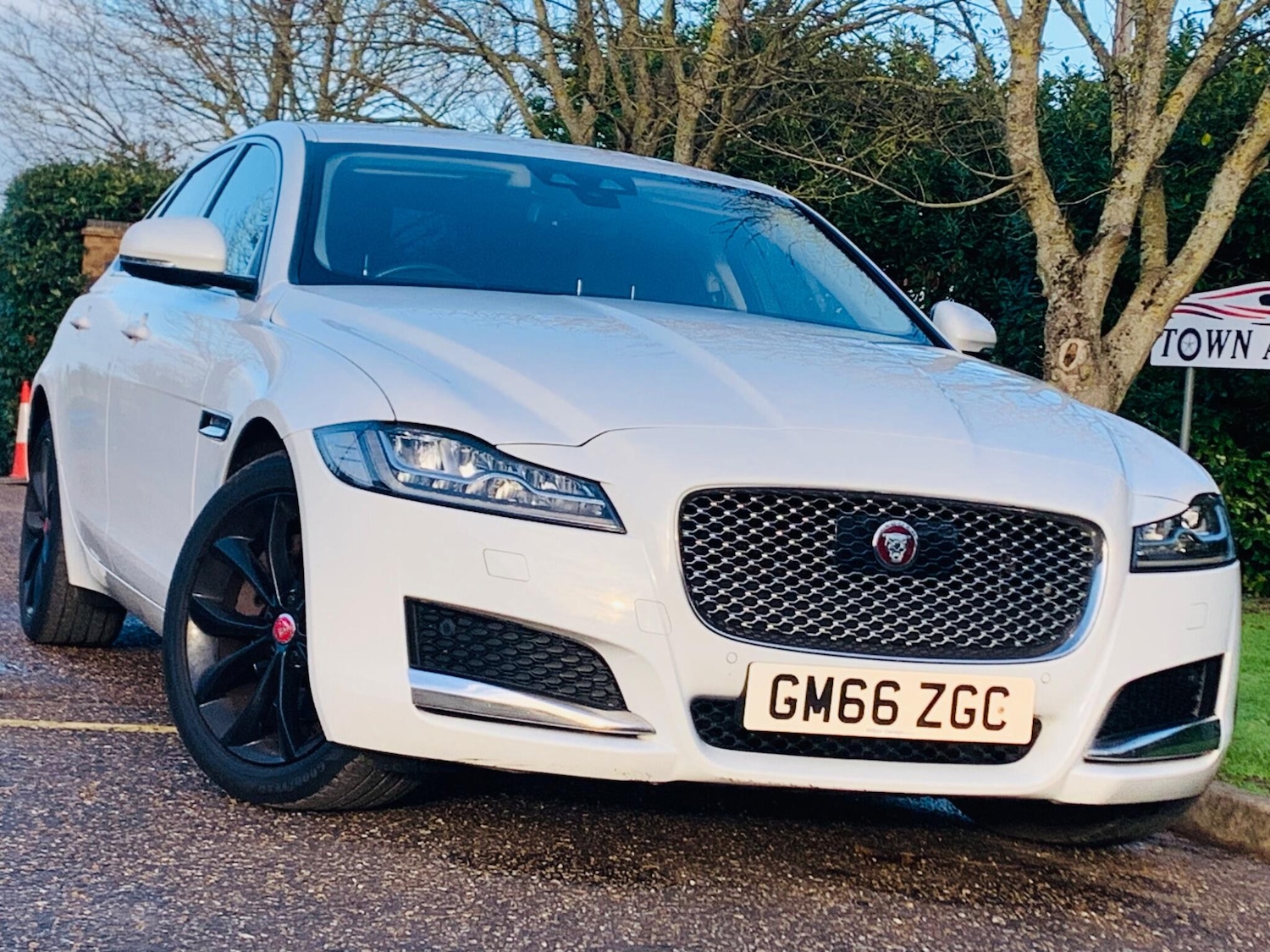 Used Jaguar XF 2016 for sale - 77163486: Photo 3