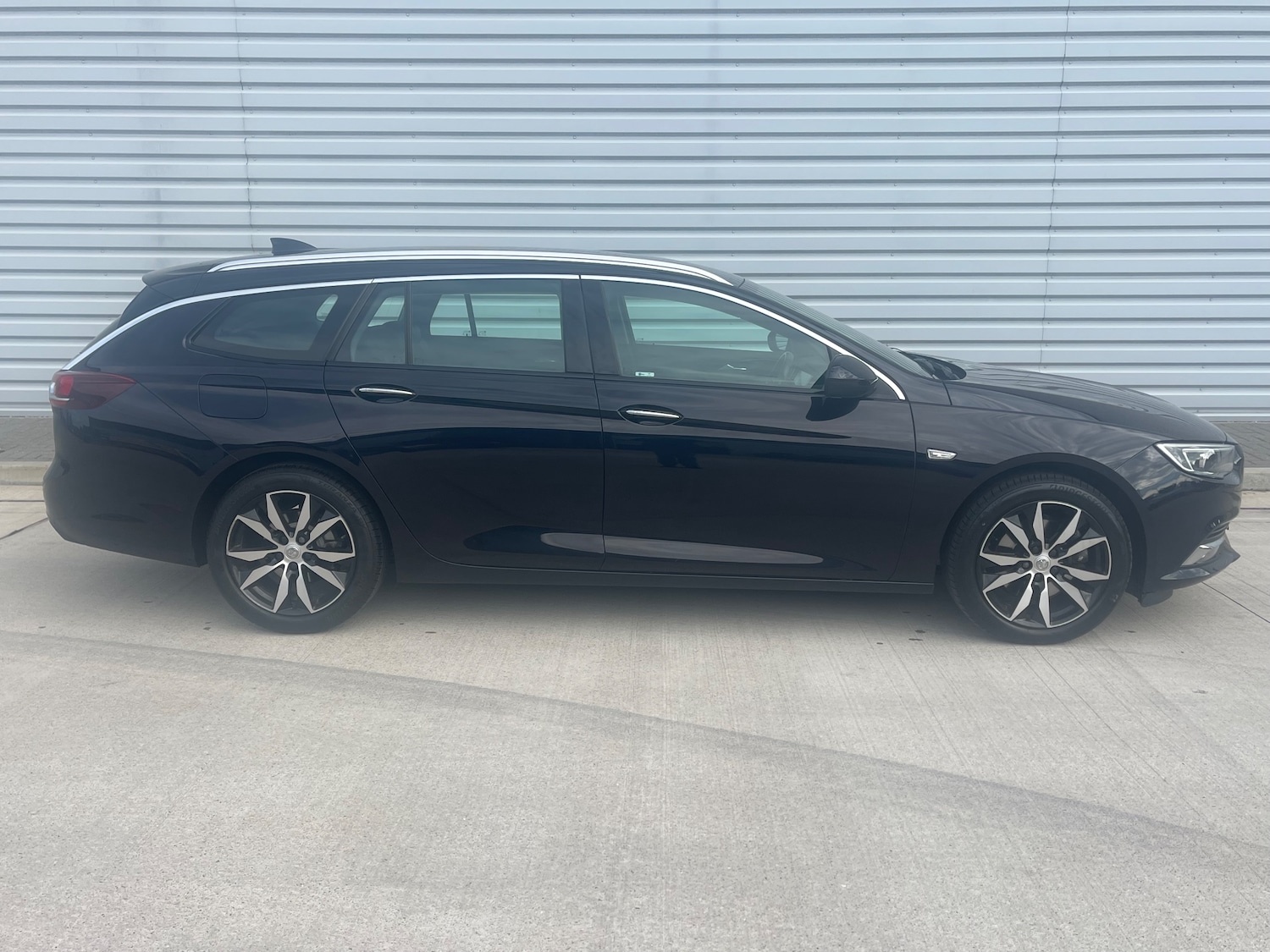 Used Vauxhall Insignia 2017 for sale - 76352975: Photo 2