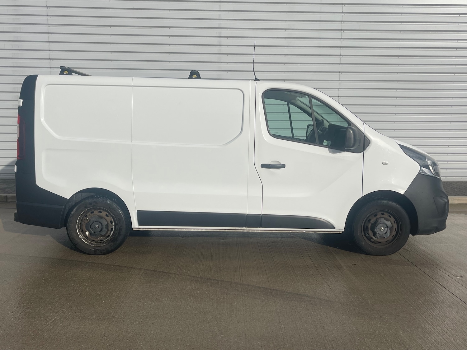 Used Vauxhall Vivaro 2017 for sale - 76368998: Photo 2